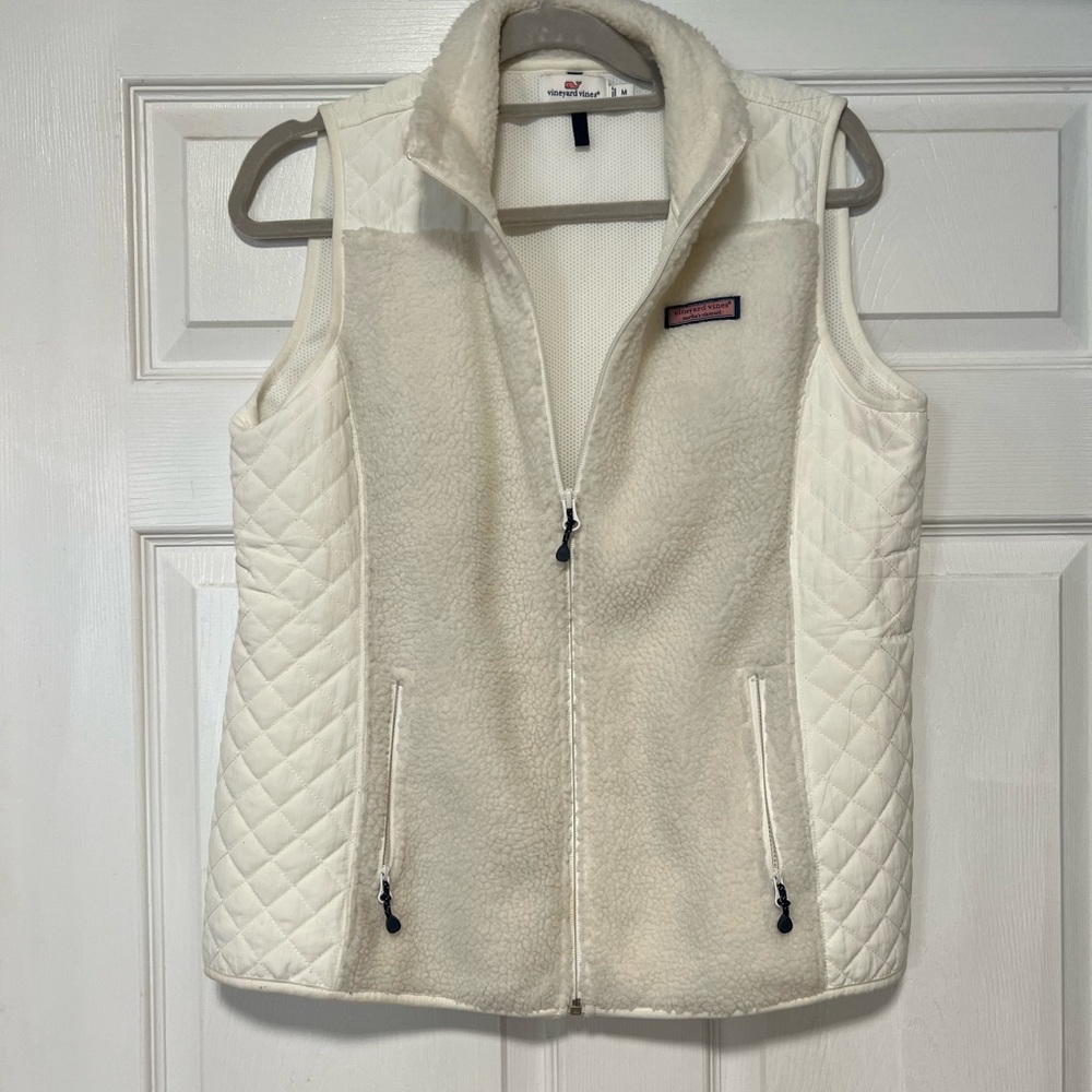 Vinyard Vines quilted puffer/ fleece vest .Sleeveless. Women’s sz L. Cream Color